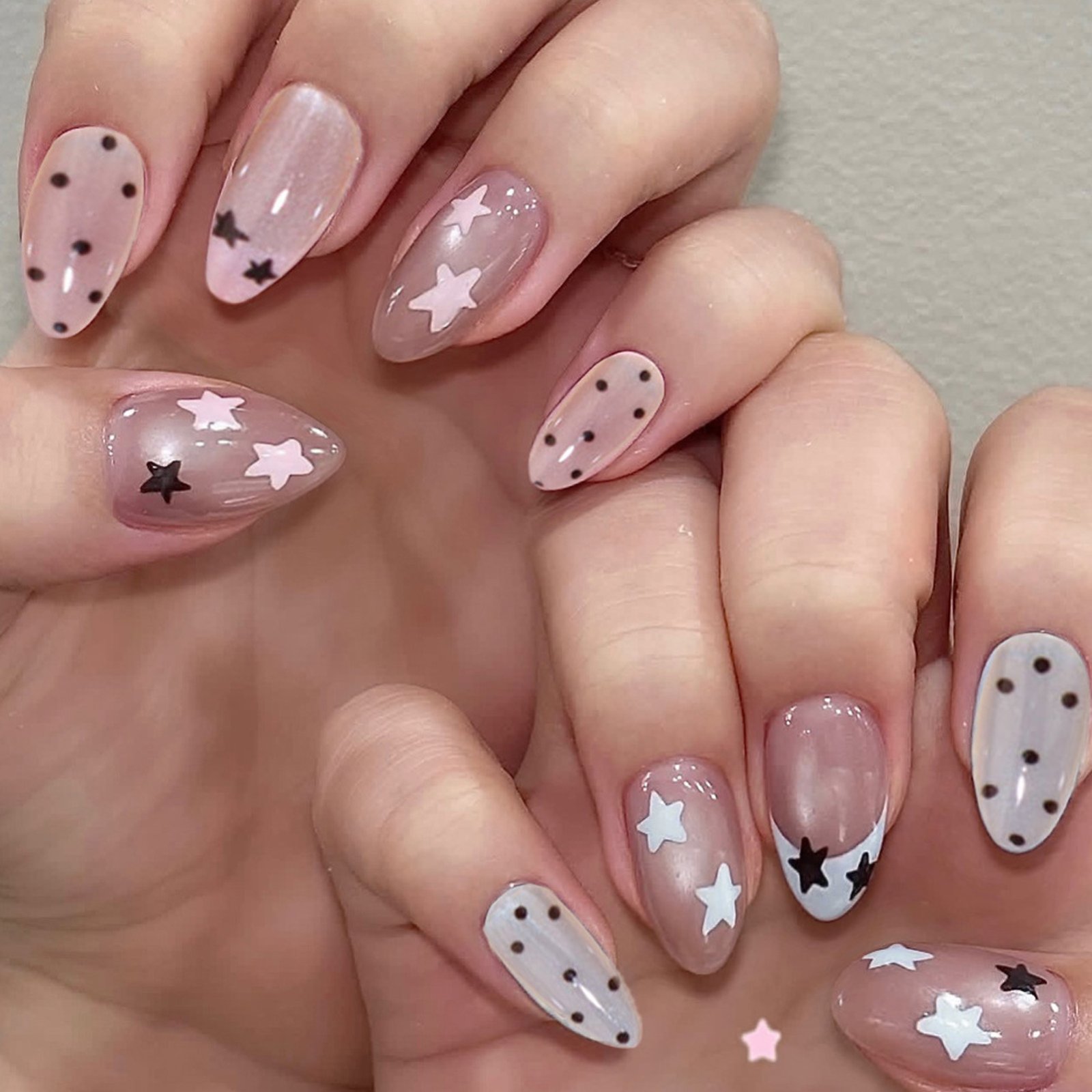 أظافر لوزية وردية فاتحة لامعة  - مراجعة Nail Art Pink وسعره